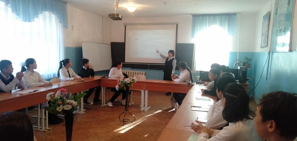 лматы облысы Талғар ауданы Алмалық ауылы 18 жалпы білім беретін орта мектепте 8"А" сынып оқушыларымен " Құқық пен парыз" тақырыбында дөңгелек үстел өтті.